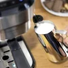 Imagen 4 Cafetera express Cecotec Cafelizzia 790 Steel de 1350 W y 20 bares. Sistema Thermoblock, vaporizador orientable y acabado en acero inoxidable de alta calidad.