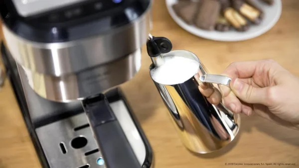 Imagen 4 Cafetera express Cecotec Cafelizzia 790 Steel de 1350 W y 20 bares. Sistema Thermoblock, vaporizador orientable y acabado en acero inoxidable de alta calidad.