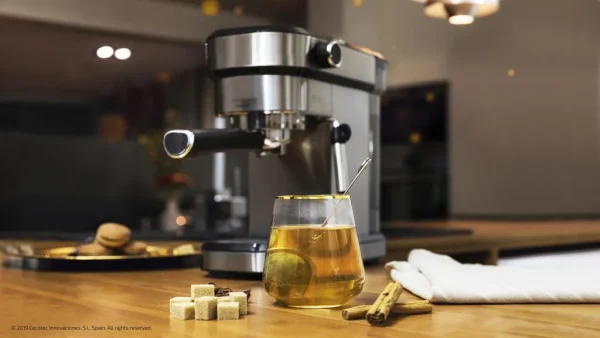 Imagen 5 Cafetera express Cecotec Cafelizzia 790 Steel de 1350 W y 20 bares. Sistema Thermoblock, vaporizador orientable y acabado en acero inoxidable de alta calidad.