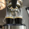Imagen 6 Cafetera express Cecotec Cafelizzia 790 Steel de 1350 W y 20 bares. Sistema Thermoblock, vaporizador orientable y acabado en acero inoxidable de alta calidad.