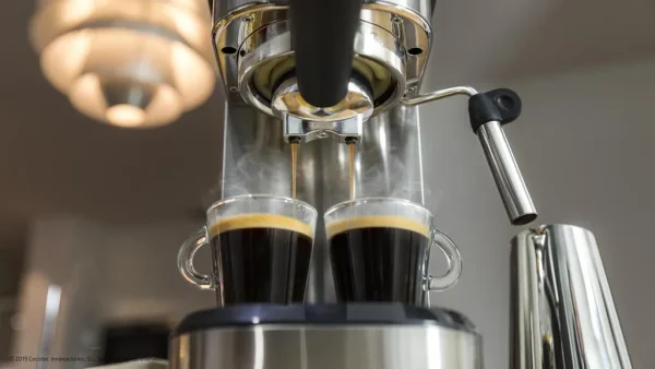 Imagen 6 Cafetera express Cecotec Cafelizzia 790 Steel de 1350 W y 20 bares. Sistema Thermoblock, vaporizador orientable y acabado en acero inoxidable de alta calidad.