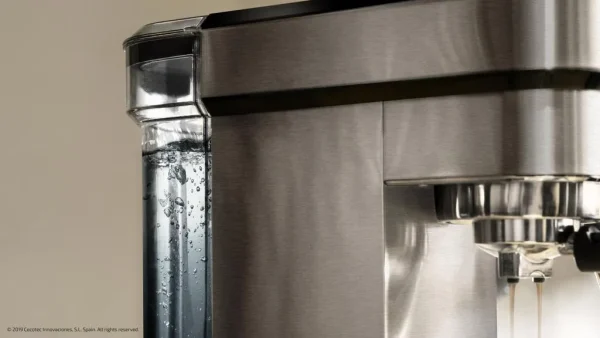 Imagen 7 Cafetera express Cecotec Cafelizzia 790 Steel de 1350 W y 20 bares. Sistema Thermoblock, vaporizador orientable y acabado en acero inoxidable de alta calidad.