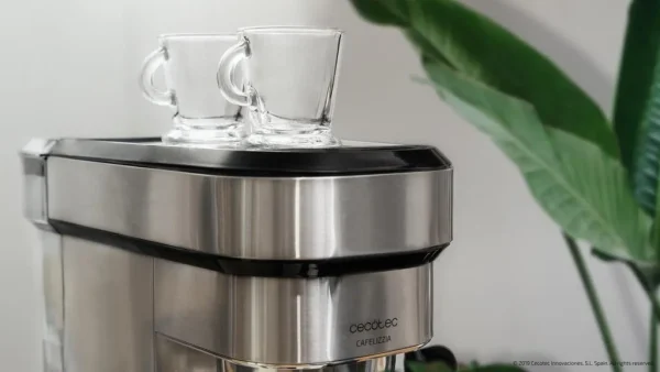 Imagen 8 Cafetera express Cecotec Cafelizzia 790 Steel de 1350 W y 20 bares. Sistema Thermoblock, vaporizador orientable y acabado en acero inoxidable de alta calidad.