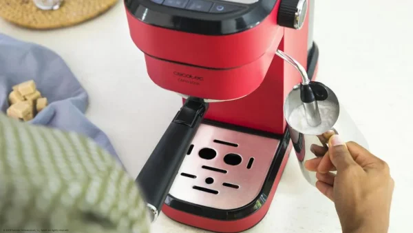 Imagen 4 Cafetera express Cafelizzia 790 Shiny de 1350 W y 20 bares. Sistema Thermoblock, vaporizador orientable y depósito de 1,2L para espressos y cappuccinos perfectos.