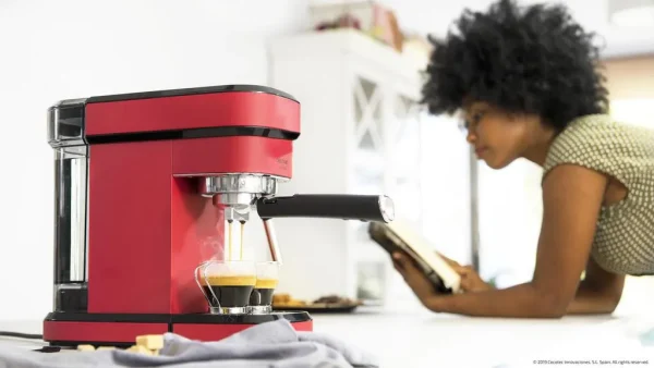 Imagen 6 Cafetera express Cafelizzia 790 Shiny de 1350 W y 20 bares. Sistema Thermoblock, vaporizador orientable y depósito de 1,2L para espressos y cappuccinos perfectos.