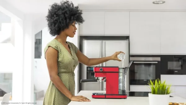 Imagen 7 Cafetera express Cafelizzia 790 Shiny de 1350 W y 20 bares. Sistema Thermoblock, vaporizador orientable y depósito de 1,2L para espressos y cappuccinos perfectos.