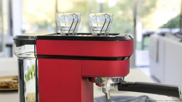 Imagen 8 Cafetera express Cafelizzia 790 Shiny de 1350 W y 20 bares. Sistema Thermoblock, vaporizador orientable y depósito de 1,2L para espressos y cappuccinos perfectos.
