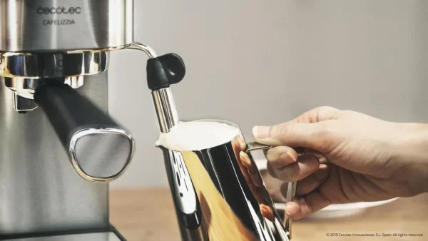 Imagen 5 Cafetera express Cafelizzia 790 Steel Pro con 1350 W, 20 bares y Thermoblock. Obtén espressos y cappuccinos con aroma intenso y crema perfecta en segundos.
