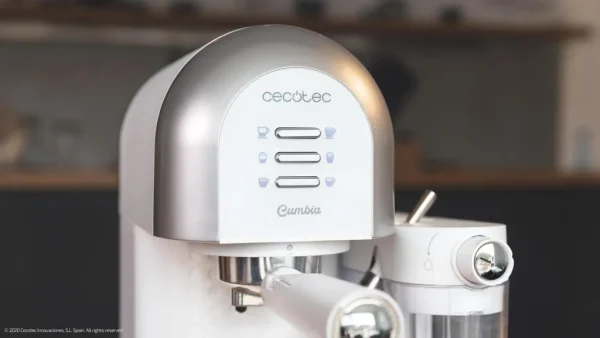 Imagen 6 Cafetera semiautomática Power Instant-ccino 20 Chic Serie Bianca de 1470W y 20 bares. Compatible con café molido y cápsulas, con depósito de leche de 0,7L.