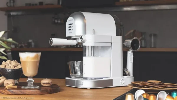 Imagen 7 Cafetera semiautomática Power Instant-ccino 20 Chic Serie Bianca de 1470W y 20 bares. Compatible con café molido y cápsulas, con depósito de leche de 0,7L.