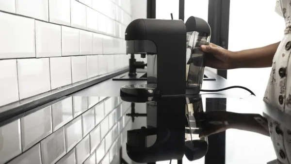 Imagen 5 Cafetera espresso Capricciosa Black con 19 bares de presión. Diseño compacto apto para café molido y monodosis ESE, ideal para obtener el mejor aroma y crema.