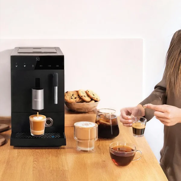 Imagen 6 Cafetera superautomática compacta Cremmaet Compact Steam con 19 bares, sistema Thermoblock y vaporizador para disfrutar del aroma del café recién molido.