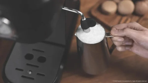 Imagen 5 Cafetera espresso con 1350 W, 20 bares de presión y manómetro. Sistema Thermoblock para calentamiento rápido y vaporizador orientable para cappuccinos.