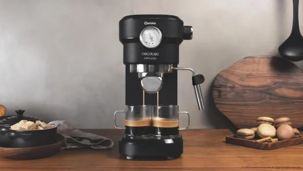 Imagen 7 Cafetera espresso con 1350 W, 20 bares de presión y manómetro. Sistema Thermoblock para calentamiento rápido y vaporizador orientable para cappuccinos.
