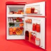 Imagen 5 Mini frigorífico retro de dos puertas Bolero CoolMarket 2D Origin 86 Red E con 86L de capacidad, eficiencia energética clase E, luz LED y tirador cromado.