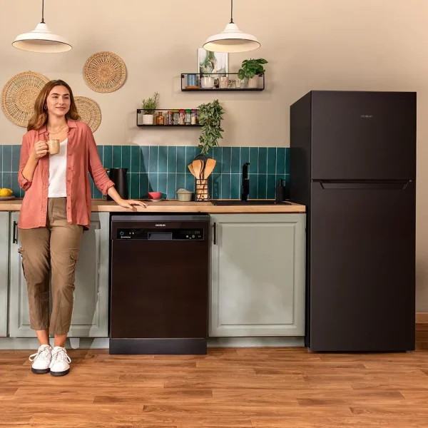 Imagen 8 Frigorífico de dos puertas Bolero CoolMarket 2D 211 Black E con 211 litros de capacidad, eficiencia energética clase E y elegante acabado en color negro mate.