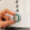 Imagen 8 Tostadora de ranura larga y 1000 W con capacidad para dos tostadas. Cuenta con soporte para panecillos, 7 niveles de potencia y función descongelar.