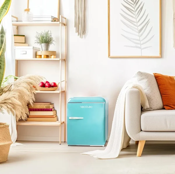 Imagen 5 Mini frigorífico retro Bolero CoolMarket TT Origin 45 Blue E de Cecotec. Capacidad de 45L, clase energética E y diseño vintage azul compacto de 55 cm de alto.