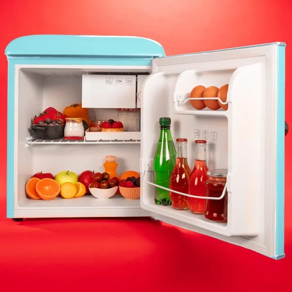Imagen 6 Mini frigorífico retro Bolero CoolMarket TT Origin 45 Blue E de Cecotec. Capacidad de 45L, clase energética E y diseño vintage azul compacto de 55 cm de alto.