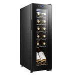 Vista frontal de la Vinoteca Bolero GrandSommelier 1250 CoolCrystal Compressor con puerta de cristal, estantes de madera e iluminación LED activada