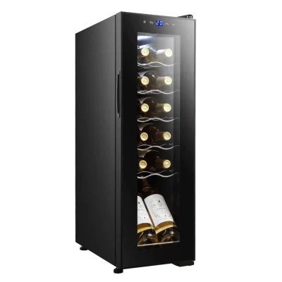 Vista frontal de la Vinoteca Bolero GrandSommelier 1250 CoolCrystal Compressor con puerta de cristal, estantes de madera e iluminación LED activada