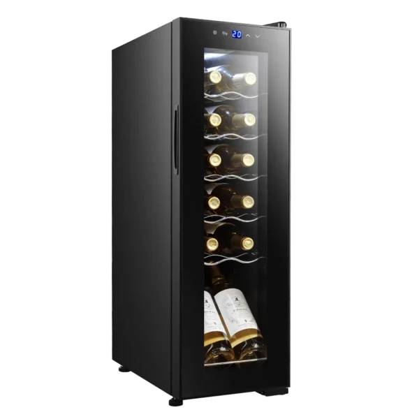 Vista frontal de la Vinoteca Bolero GrandSommelier 1250 CoolCrystal Compressor con puerta de cristal, estantes de madera e iluminación LED activada