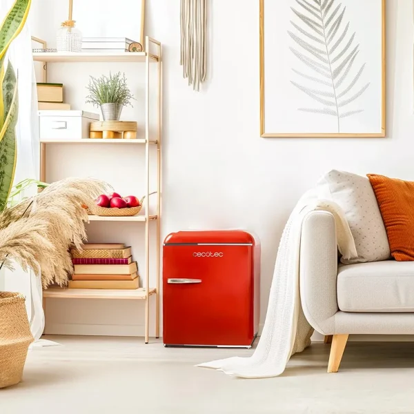 Imagen 5 Mini frigorífico retro rojo Cecotec de 45L, altura 55cm y eficiencia clase E. Diseño vintage ideal para oficinas y dormitorios con bajo nivel sonoro.