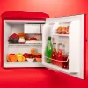 Imagen 6 Mini frigorífico retro rojo Cecotec de 45L, altura 55cm y eficiencia clase E. Diseño vintage ideal para oficinas y dormitorios con bajo nivel sonoro.