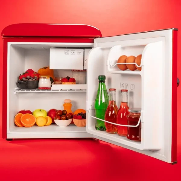 Imagen 6 Mini frigorífico retro rojo Cecotec de 45L, altura 55cm y eficiencia clase E. Diseño vintage ideal para oficinas y dormitorios con bajo nivel sonoro.