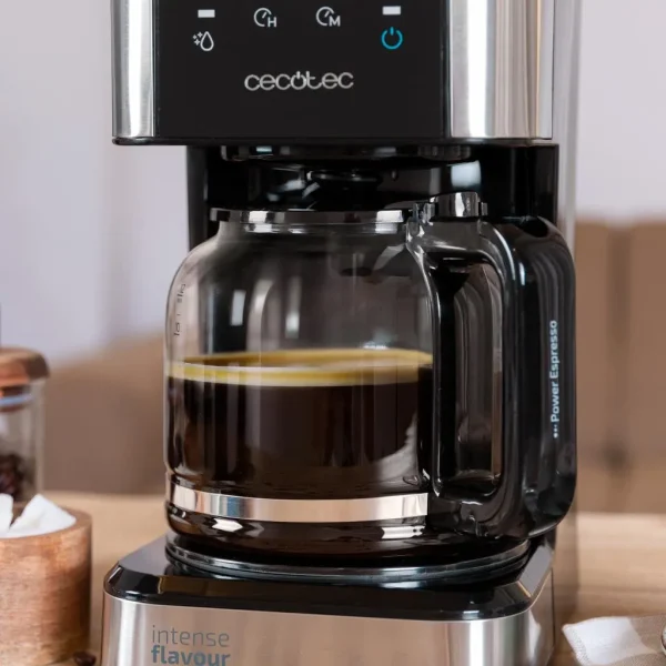 Imagen 4 Cafetera de goteo Coffee 66 Drop & Touch de Cecotec con pantalla LCD táctil, 950 W de potencia y capacidad de 1,5 litros para 12 tazas de café con aroma intenso.
