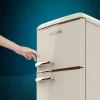 Imagen 8 Frigorífico retro Bolero CoolMarket 2D Origin 215 Beige de Cecotec. Diseño vintage, 215L de capacidad, eficiencia clase E, tirador cromado e iluminación LED.