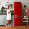 Imagen 4 Frigorífico combi retro Bolero CoolMarket Origin 300 Red E de 300L y clase E. Diseño vintage en rojo con tirador cromado y luz LED interior para tu cocina.