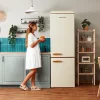 Imagen 4 Frigorífico retro Bolero CoolMarket Combi Origin 300 Beige E de 300L. Estilo vintage con eficiencia energética clase E, iluminación LED y abridor integrado.