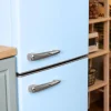 Imagen 7 Frigorífico retro combi Cecotec de 300L con diseño vintage en azul, clase energética E, luz LED interior y abridor de botellas integrado. Estilo y eficiencia.