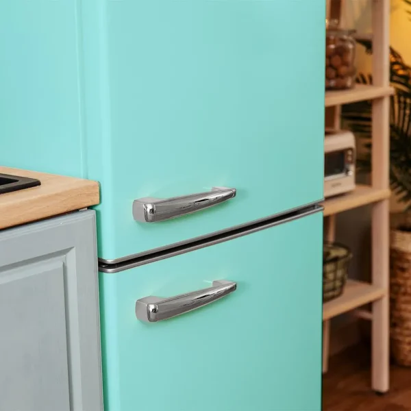 Imagen 7 Frigorífico combi retro Bolero CoolMarket Combi Origin 300 Green E de 300L. Diseño vintage verde con tiradores cromados, luz LED y eficiencia energética clase E.