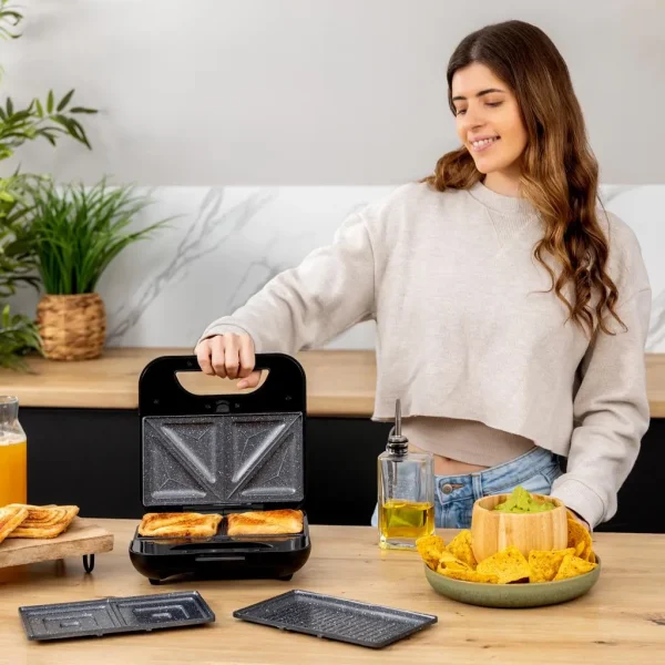Imagen 4 Sandwichera 3 en 1 de 800 W con placas intercambiables. Tuesta sándwiches, gofres y grill. Revestimiento antiadherente RockStone y acabados en acero inoxidable.