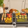 Imagen 7 Parrilla eléctrica Rock'nGrill Blaze de 2400 W con placas extraíbles RockStone, apertura 180º y control de temperatura y tiempo para un cocinado preciso.