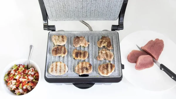 Imagen 4 Parrilla eléctrica Rock'nGrill 1000 W con revestimiento RockStone antiadherente. Placa flotante y cajetín recogegrasas para una limpieza fácil y cocina sana.