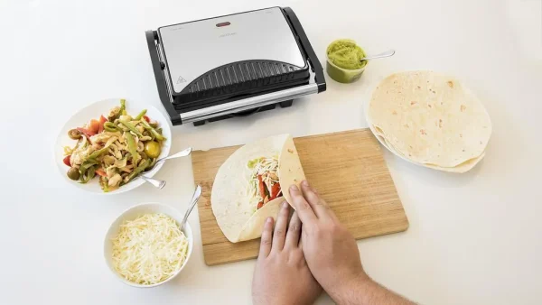 Imagen 5 Parrilla eléctrica Rock'nGrill 1000 W con revestimiento RockStone antiadherente. Placa flotante y cajetín recogegrasas para una limpieza fácil y cocina sana.