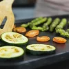 Imagen 3 Plancha de asar de gran potencia y revestimiento antiadherente Daikin. Cuenta con temperatura ajustable, bandeja recogegrasas y es apta para lavavajillas.