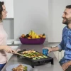 Imagen 4 Plancha de asar de gran potencia y revestimiento antiadherente Daikin. Cuenta con temperatura ajustable, bandeja recogegrasas y es apta para lavavajillas.