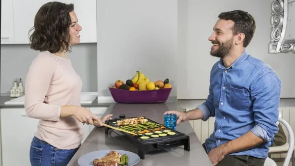Imagen 4 Plancha de asar de gran potencia y revestimiento antiadherente Daikin. Cuenta con temperatura ajustable, bandeja recogegrasas y es apta para lavavajillas.