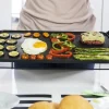 Imagen 8 Plancha de asar de gran potencia y revestimiento antiadherente Daikin. Cuenta con temperatura ajustable, bandeja recogegrasas y es apta para lavavajillas.