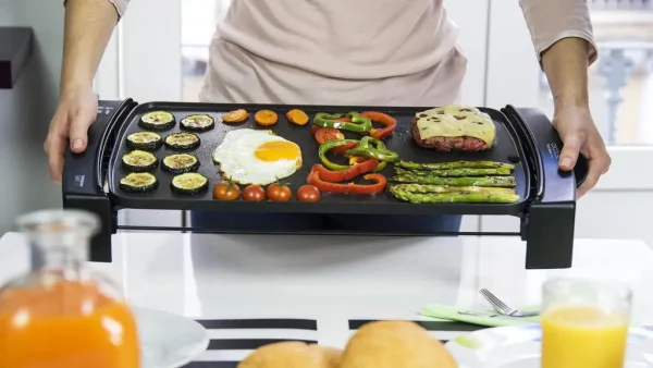 Imagen 8 Plancha de asar de gran potencia y revestimiento antiadherente Daikin. Cuenta con temperatura ajustable, bandeja recogegrasas y es apta para lavavajillas.