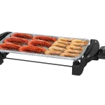 Plancha eléctrica Cecotec Rock&Water 2000 con superficie de piedra RockStone y alimentos cocinados