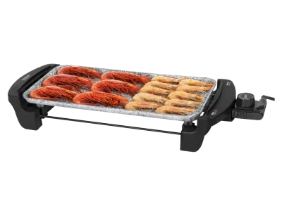Plancha eléctrica Cecotec Rock&Water 2000 con superficie de piedra RockStone y alimentos cocinados