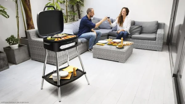 Imagen 3 Barbacoa eléctrica Cecotec PerfectCountry BBQ de 2000W. Cuenta con revestimiento antiadherente RockStone, tapa abatible y superficie de asado 43x38.