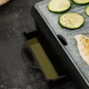 Imagen 3 Parrilla eléctrica de 1500 W con revestimiento RockStone y placa superior flotante. Cocinado rápido, uniforme y limpieza sencilla con bandeja recogegrasas.