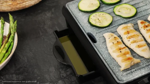 Imagen 3 Parrilla eléctrica de 1500 W con revestimiento RockStone y placa superior flotante. Cocinado rápido, uniforme y limpieza sencilla con bandeja recogegrasas.