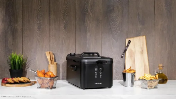 Imagen 7 Freidora eléctrica de 3 litros con filtro OilCleaner para mantener el aceite limpio. 2400 W de potencia, temporizador de 30 minutos y diseño elegante en negro.